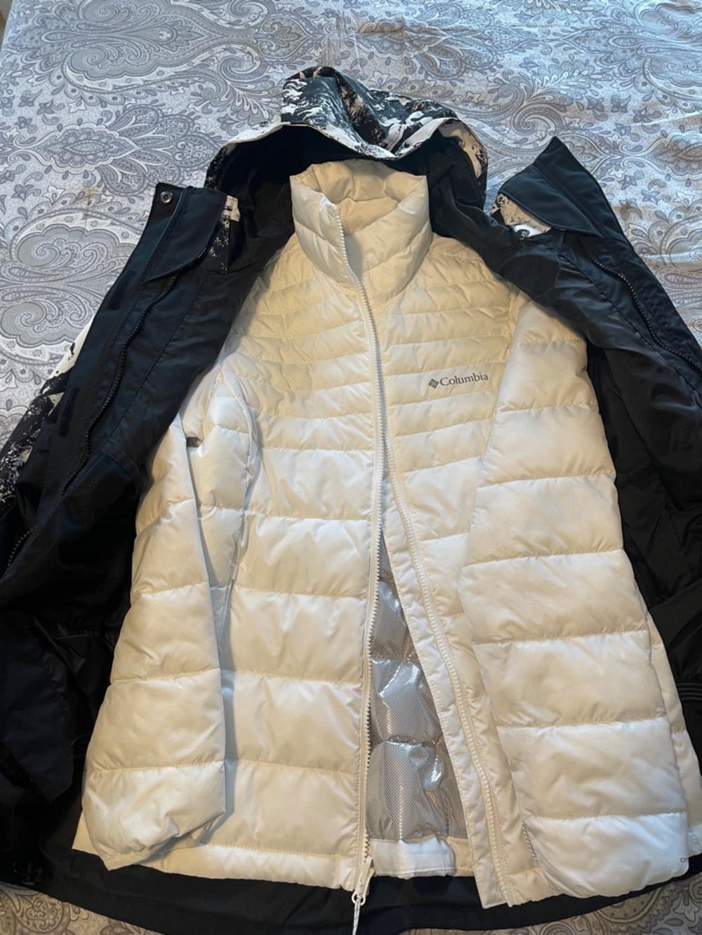 Columbia Women’s Black & White Abstract Print Ski Jacket - Picture 2 of 9